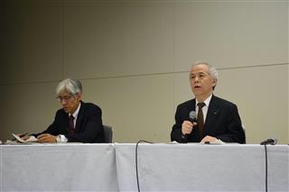 記者会見をする東京電力ホールディングスの広瀬直己社長(右)=31日、東京都千代田区 記者会見をする東京電力ホールディングスの広瀬直己社長(右)=31日、東京都千代田区