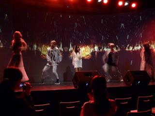 新宿アルタの「スタジオアルタ」跡地が、3Dシアターとカフェバーとして3日にオープン。ライブやダンスイベントなども随時行なわれる(東京都新宿区) 新宿アルタの「スタジオアルタ」跡地が、3Dシアターとカフェバーとして3日にオープン。ライブやダンスイベントなども随時行なわれる(東京都新宿区)