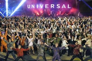 ＵＳＪのハロウィーンイベントで、ゾンビ姿に仮装して盛り上がる人たち＝１０月３１日、大阪市