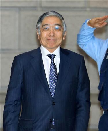 金融政策決定会合のため日銀本店に入る黒田総裁＝１日午前（代表撮影）