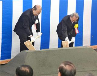 安全祈願・起工式でくわ入れをするＪＲ東海の山田佳臣会長（左）ら＝１日午前、長野県大鹿村