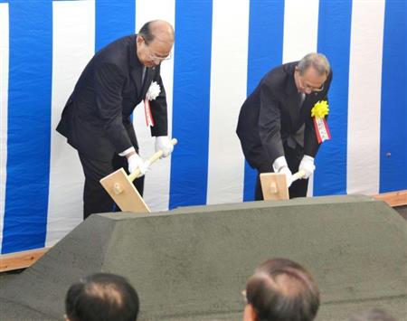 安全祈願・起工式でくわ入れをするＪＲ東海の山田佳臣会長（左）ら＝１日午前、長野県大鹿村