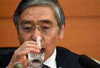 記者会見中、水を飲む日銀の黒田東彦総裁＝１日午後、東京都中央区の日銀本店（酒巻俊介撮影）