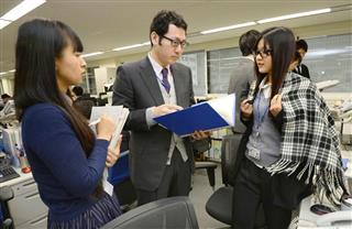 「ウォームビズ」が始まり重ね着して勤務する環境省の職員＝１日午前