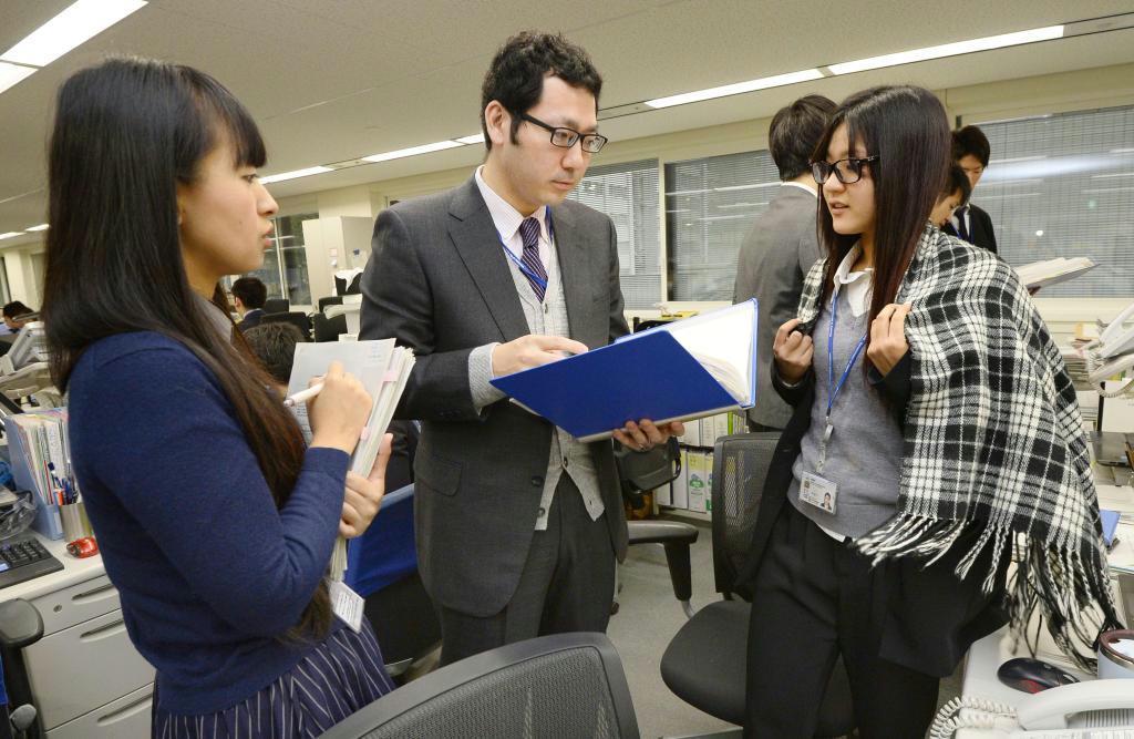 「ウォームビズ」が始まり重ね着して勤務する環境省の職員＝１日午前