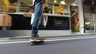 足をそろえて乗り、体重移動で操作する小型パーソナル・モビリティーのＷＡＬＫＣＡＲ（ココアモーターズ提供）