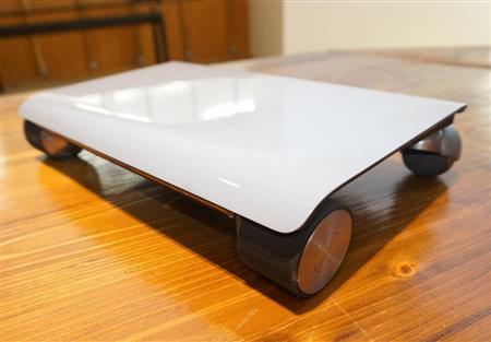 ベンチャーが開発した小型パーソナル・モビリティーのＷＡＬＫＣＡＲ＝東京都港区（柳原一哉撮影）