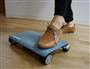 小型パーソナル・モビリティーのＷＡＬＫＣＡＲは、両足で乗り体重移動で操作する＝東京都港区（柳原一哉撮影）