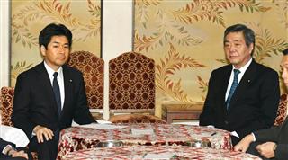 会談に臨む民進党の山井和則国対委員長（左）と自民党の竹下亘国対委員長＝２日午前、国会