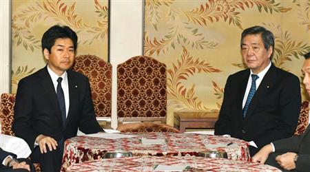 会談に臨む民進党の山井和則国対委員長（左）と自民党の竹下亘国対委員長＝２日午前、国会