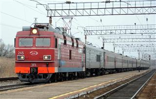 シベリア鉄道の旅客列車＝２０１２年（共同）