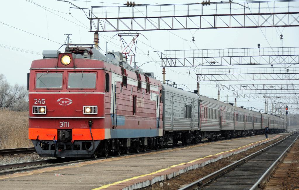 シベリア鉄道の旅客列車＝２０１２年（共同）