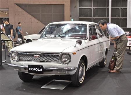 トヨタ自動車が展示した初代カローラ＝８月、千葉市の幕張メッセ