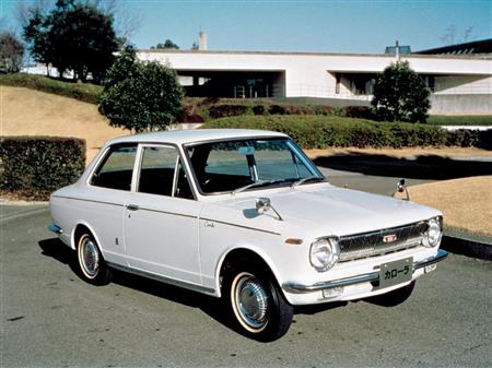 トヨタ自動車が１９６６年に発売した初代カローラ
