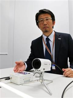 パナソニックが開発した４Ｋ映像対応のポータブルレコーダーとコンパクトカメラヘッド＝４日、東京都中央区（宇野貴文撮影）
