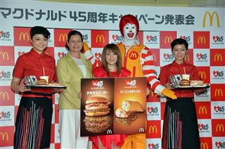 マック日本上陸45周年記念キャンペーンの発表会より。中央は高橋みなみ(中央)=9月28日、新宿区(高橋朋彦撮影) マック日本上陸45周年記念キャンペーンの発表会より。中央は高橋みなみ(中央)=9月28日、新宿区(高橋朋彦撮影)