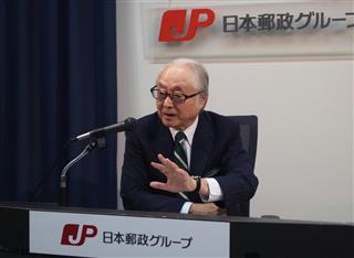 定例会見で記者の質問に答える日本郵政の長門正貢社長。グループの成長に向け、次の一手を進める 定例会見で記者の質問に答える日本郵政の長門正貢社長。グループの成長に向け、次の一手を進める