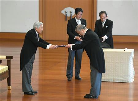 文化勲章の親授式で、天皇陛下から勲章を受ける大隅良典氏＝３日午前、宮殿・松の間