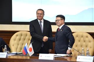 対露経済協力を検討するハイレベル作業部会で握手する世耕弘成経済産業相（右）と、ロシアのウリュカエフ経済発展相＝３日、モスクワ（田辺裕晶撮影）