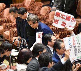 採決に対して野党議員が抗議する中、衆院ＴＰＰ特別委員会が賛成多数で可決され、一礼する（奥手前から）石原伸晃ＴＰＰ担当相、岸田文雄外相、山本有二農水相＝４日午後、国会・衆院第１委員室（斎藤良雄撮影）