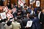 衆院ＴＰＰ特別委員会の採決に対して、塩谷立委員長に抗議する野党議員ら＝４日午後、国会・衆院第１委員室（斎藤良雄撮影）