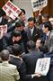 衆院ＴＰＰ特別委員会の採決に対して、塩谷立委員長に抗議する野党議員ら＝４日午後、国会・衆院第１委員室（斎藤良雄撮影）