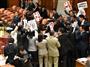 衆院ＴＰＰ特別委員会の採決に対して、塩谷立委員長に抗議する野党議員ら＝４日午後、国会・衆院第１委員室（斎藤良雄撮影）