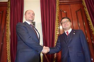 ロシアのガルシカ極東発展相と握手する世耕弘成経済産業相（右）＝４日、モスクワ（田辺裕晶撮影）