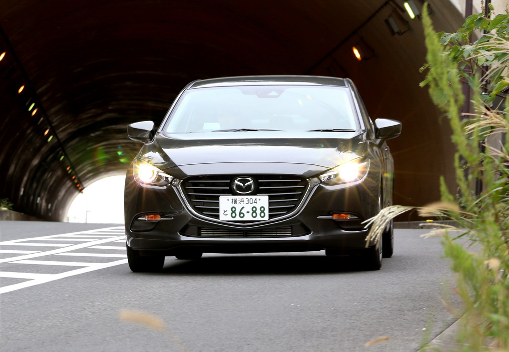 横須賀市を走るマツダの「アクセラ セダン」。カラーはマシーングレー プレミアムメタリック