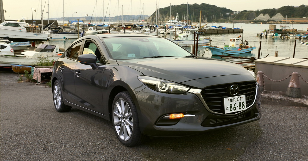 葉山マリーナで海の乗り物に囲まれる「アクセラ」。ここには写っていないが周囲には数千万円～数億円クラスの高級クルーザーが所狭しと並んでいた