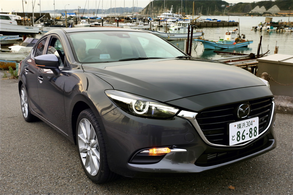 葉山マリーナで海の乗り物に囲まれる「アクセラ」。ここには写っていないが周囲には数千万円～数億円クラスの高級クルーザーが所狭しと並んでいた