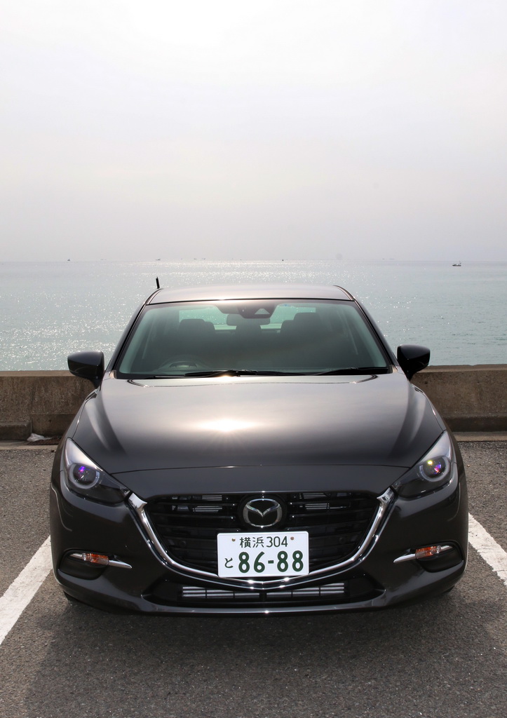 マツダの「アクセラ セダン」。カラーはマシーングレープレミアムメタリック。横須賀市の立石海岸で撮影