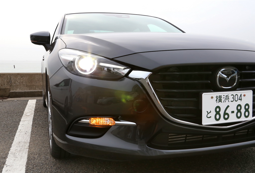 照射範囲をコントロールする「アダプティブＬＥＤヘッドライト」を採用