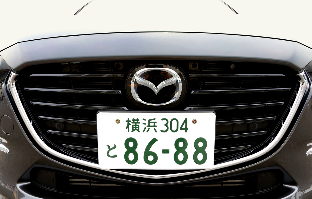 マツダの「魂動デザイン」を象徴するシンボルの一つ、「５ポイントグリル」。５つの点を結んで五角形を形成している