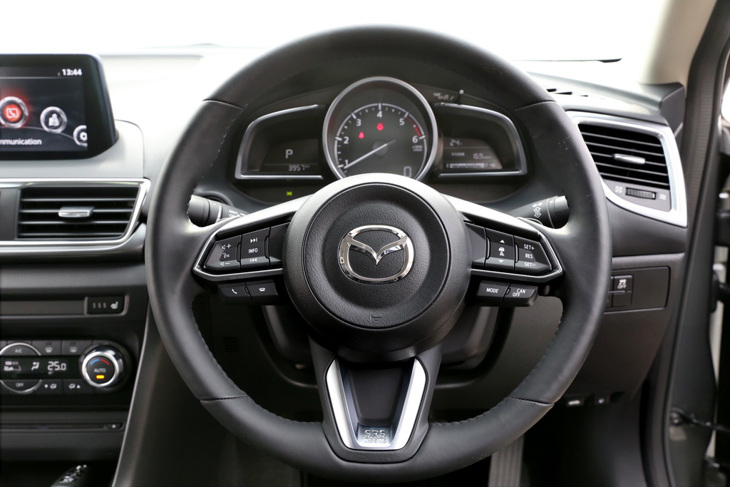 １眼メーターを採用したインパネ。燃費情報などのレイアウトは分かりやすくて見やすい