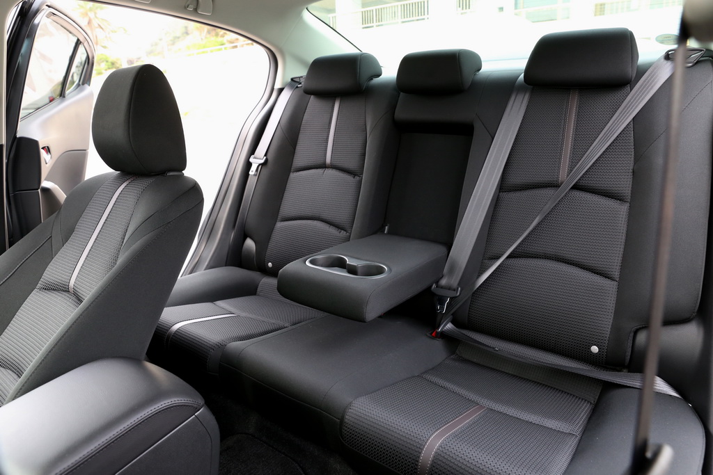 アクセラはコンパクトセダンではなくミドルセダン。居住性は見た目以上に高い。レッグスペースやヘッドクリアランスには、身長１７２センチの筆者でも余裕があった