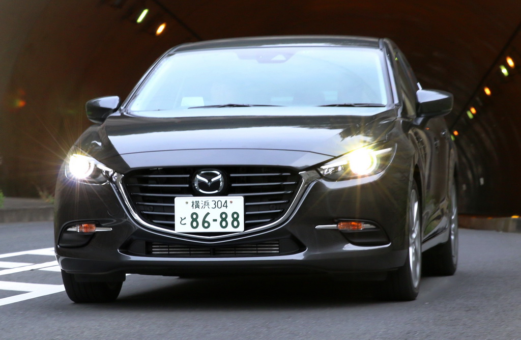 横須賀市を走るマツダの「アクセラ セダン」。カラーはマシーングレー プレミアムメタリック