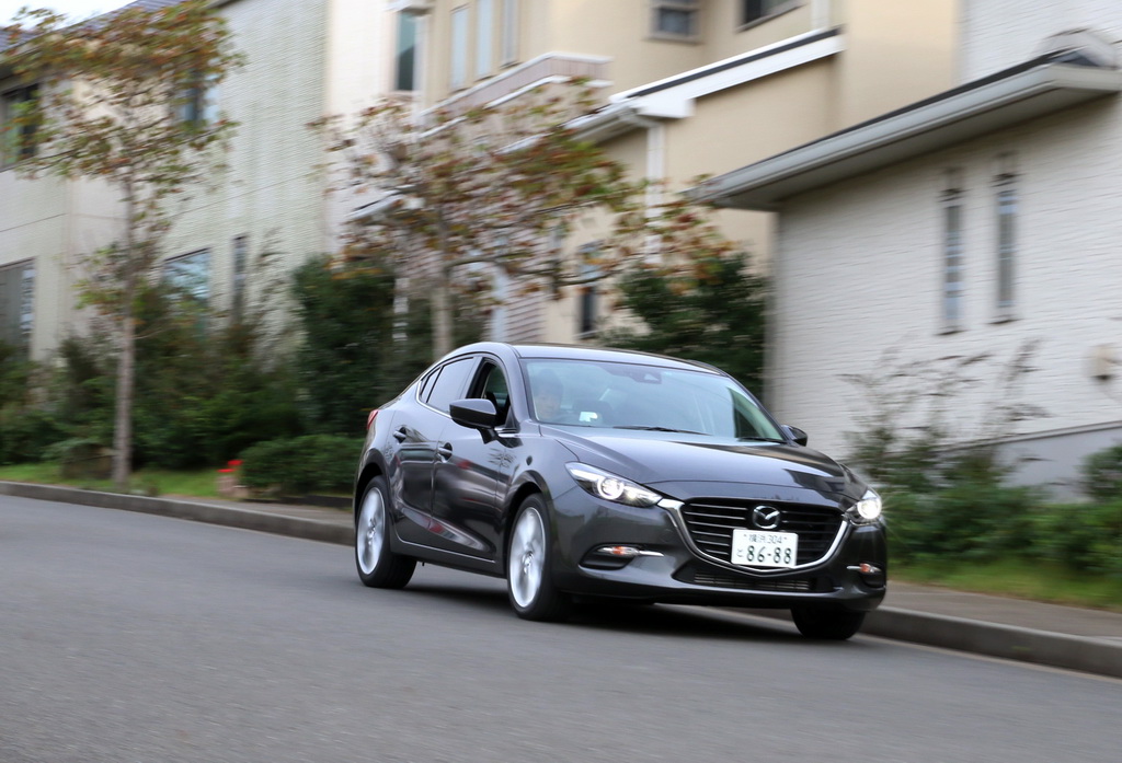 住宅街を走るアクセラ