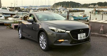 葉山マリーナで海の乗り物に囲まれる「アクセラ」。ここには写っていないが周囲には数千万円～数億円クラスの高級クルーザーが所狭しと並んでいた