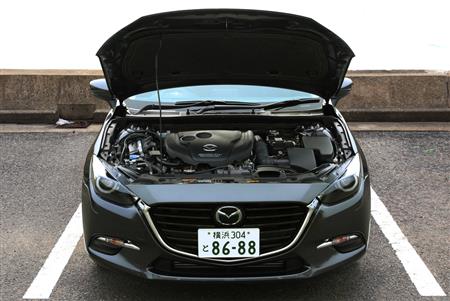 マツダの「アクセラ セダン」。カラーはマシーングレープレミアムメタリック。横須賀市の立石海岸で撮影