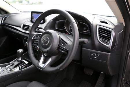 落ち着いた雰囲気の運転席