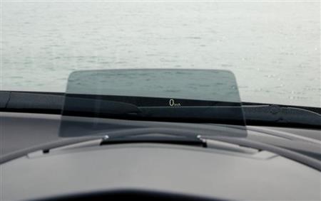 運転に必要な情報を表示するアクティブ・ドライビング・ディスプレイ。速度やナビの進路、交通標識を読み取った情報など確認できる