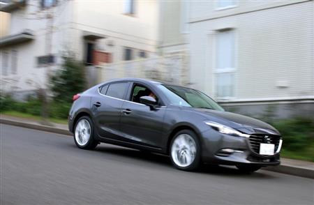 住宅街を走るマツダ「アクセラ」