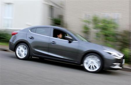 住宅街を走るマツダ「アクセラ」