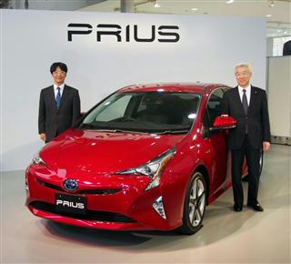 １０月の新車販売台数で首位に返り咲いたトヨタ自動車のハイブリッド車（ＨＶ）「プリウス」