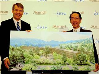「ザ・リッツ・カールトン日光」の完成予想図を披露する東武鉄道の根津嘉澄社長とマリオット・インターナショナルのポール・フォスキー上級副社長＝７日、東京・銀座
