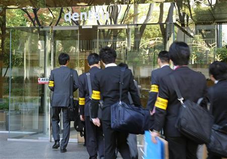 家宅捜索のため電通中部支社に入る愛知労働局の職員ら＝７日午前９時３３分、名古屋市