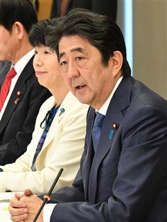 規制改革推進会議に臨む安倍晋三首相（右）＝７日午後、首相官邸（斎藤良雄撮影）