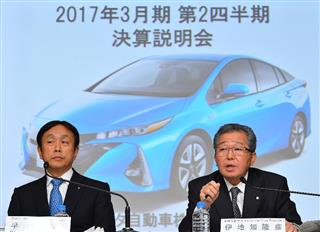 トヨタ決算説明会で会見する伊地知隆彦取締役副社長（右）と早川茂取締役・専務役員＝８日午後、東京都文京区（納冨康撮影）