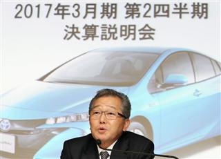 2016年9月中間連結決算について説明するトヨタ自動車の伊地知隆彦副社長=8日午後、東京都文京区 2016年9月中間連結決算について説明するトヨタ自動車の伊地知隆彦副社長=8日午後、東京都文京区